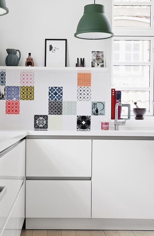 Azulejos de colores en cocinas blancas