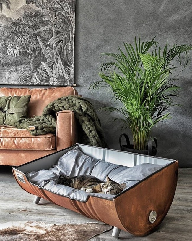 Cama para gatos hecha con un barril