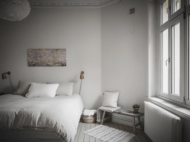 Dormitorio con paredes blancas