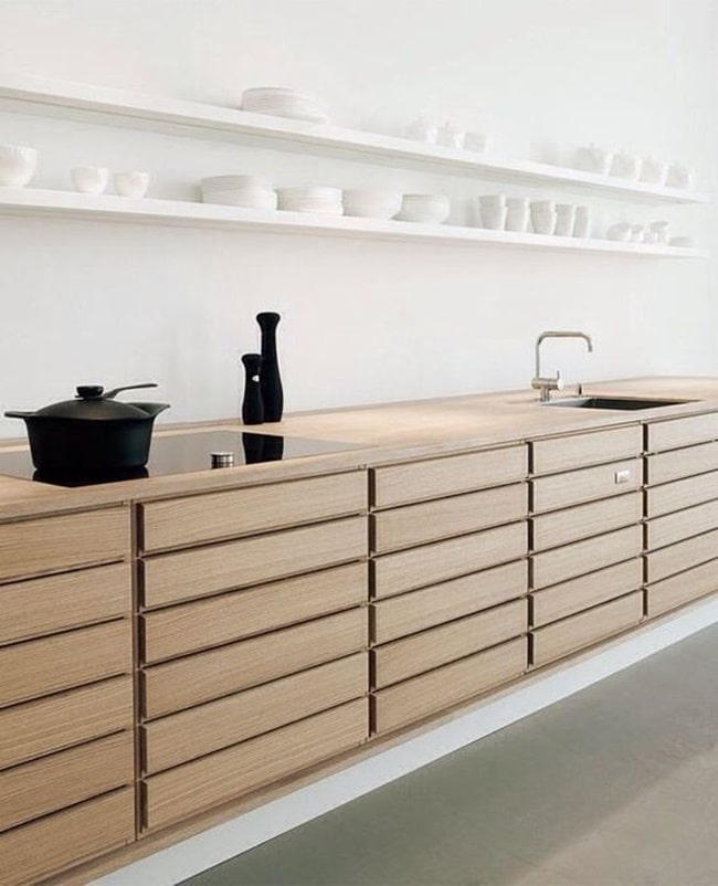 Cocina con mucha madera y paredes blancas