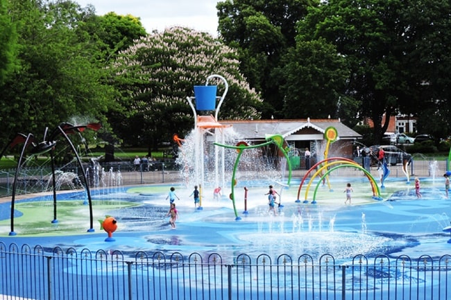 Parques de agua sin profundidad en espacios públicos