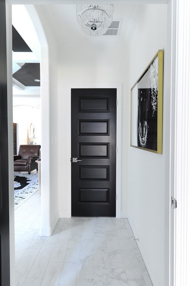 Puerta de colro negro