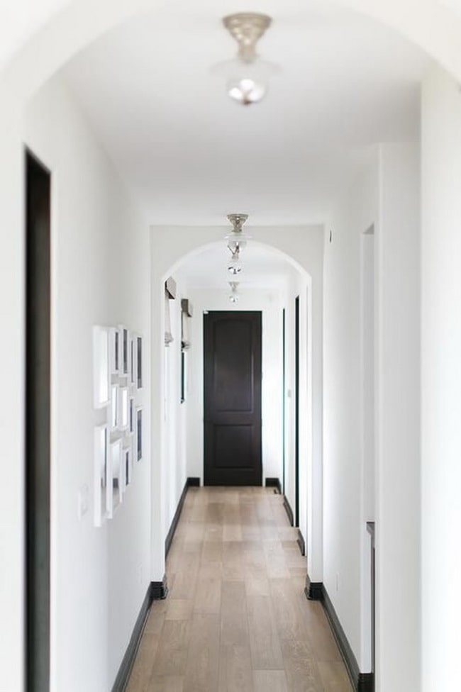Blanco, negro y madera