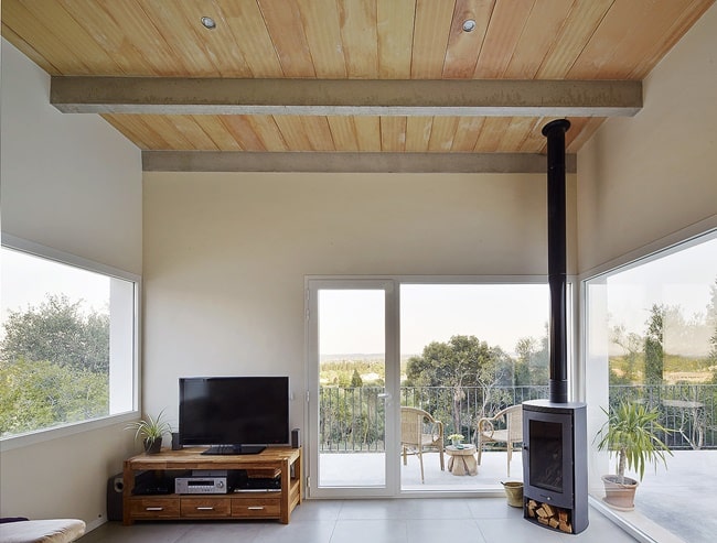 Techos de madera con vigas de concreto a la vista
