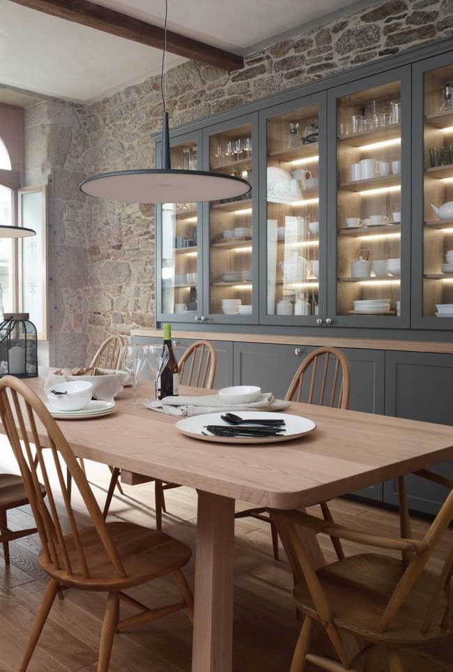 Vitrina junto a la mesa del comedor
