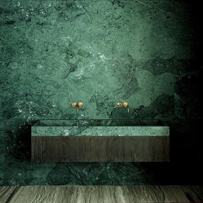 Mármol verde en paredes de baños