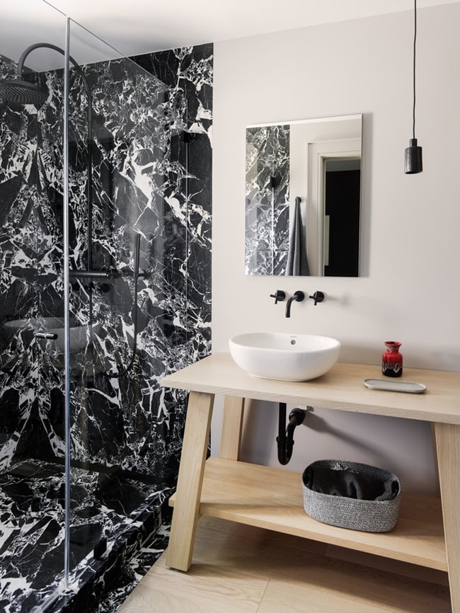 Baños de mármol oscuro