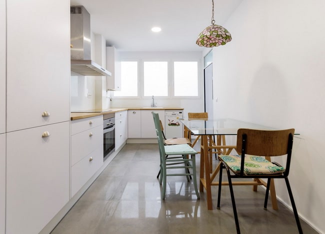 Cocina con zona de comedor