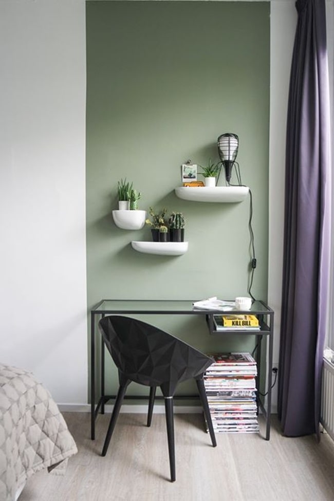 Estudio en casa verde y blanco
