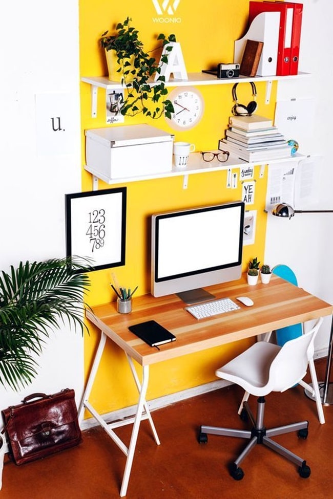 Estudio en casa en color amarillo