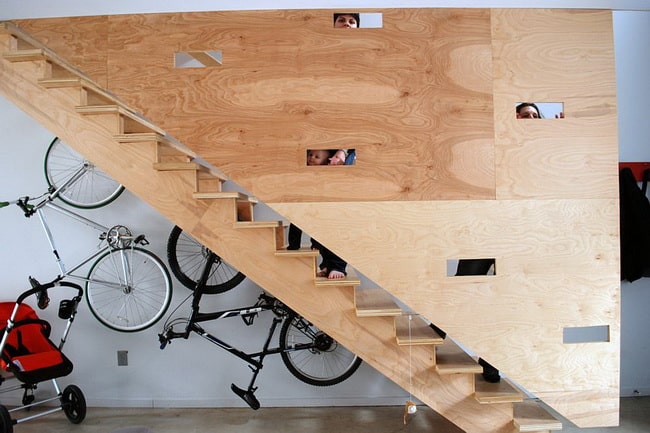 Guardar bicicletas bajo las escaleras