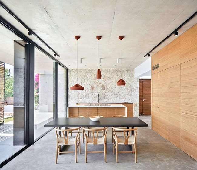 Cocina con piedra en paredes