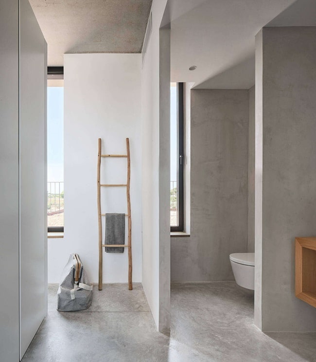 Baño de una casa estilo mediterráneo moderno