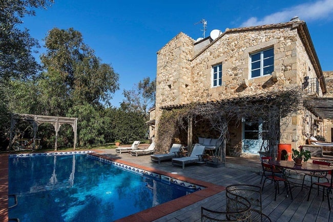 Casa con estilo rústico con paredes de piedra