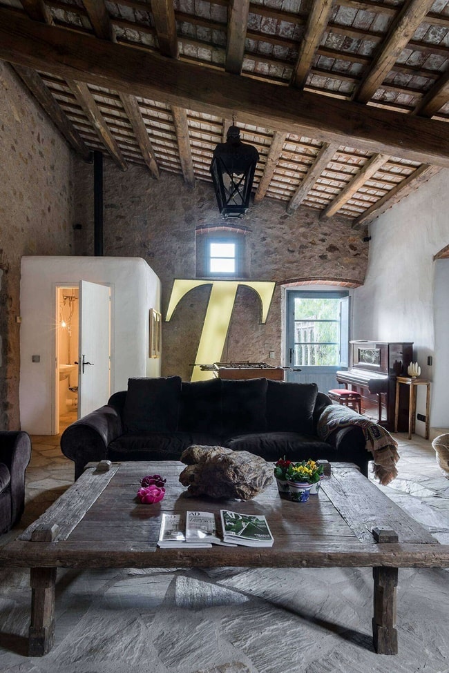 Salón rústico con vigas de madera