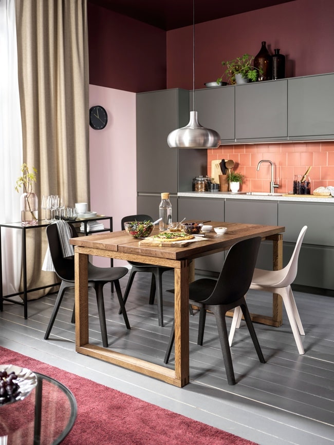 Mesa de madera MÖRBYLANGA, de Ikea