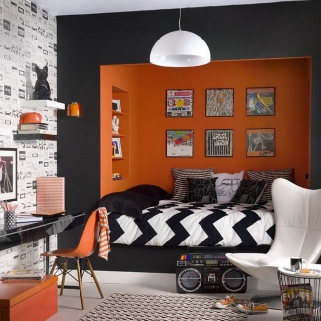 Dormitorio juvenil en blanco y naranja