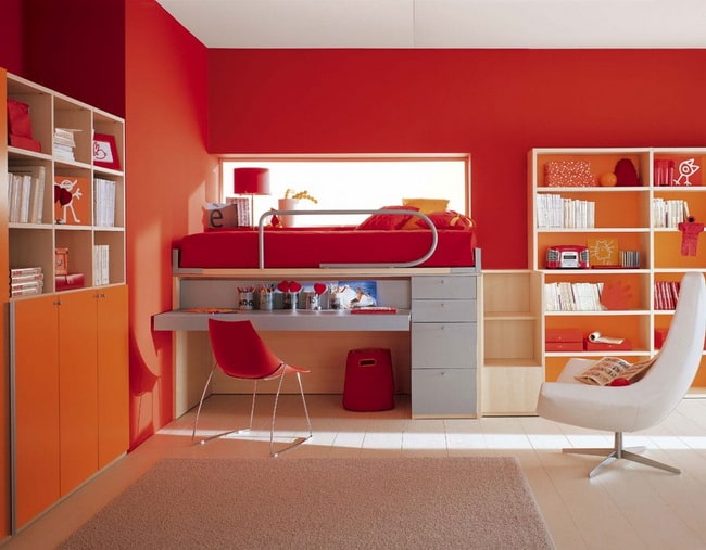 Dormitorio juvenil en rojo y naranja