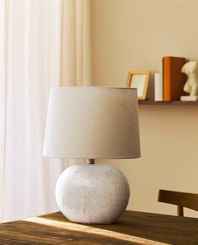 Lámpara de cerámica y lino de Zara Home