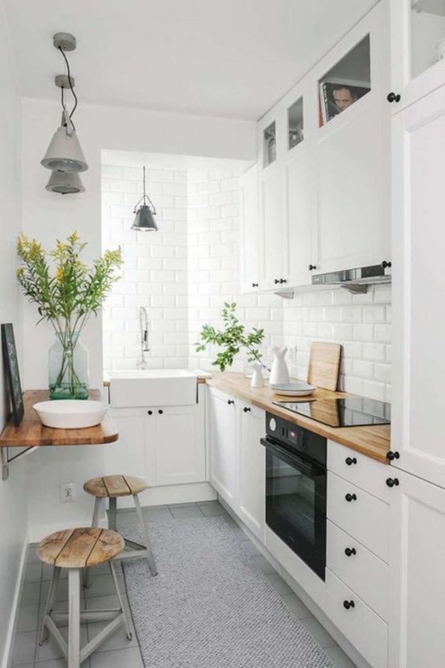 Cocina pequeña con encimera de madera
