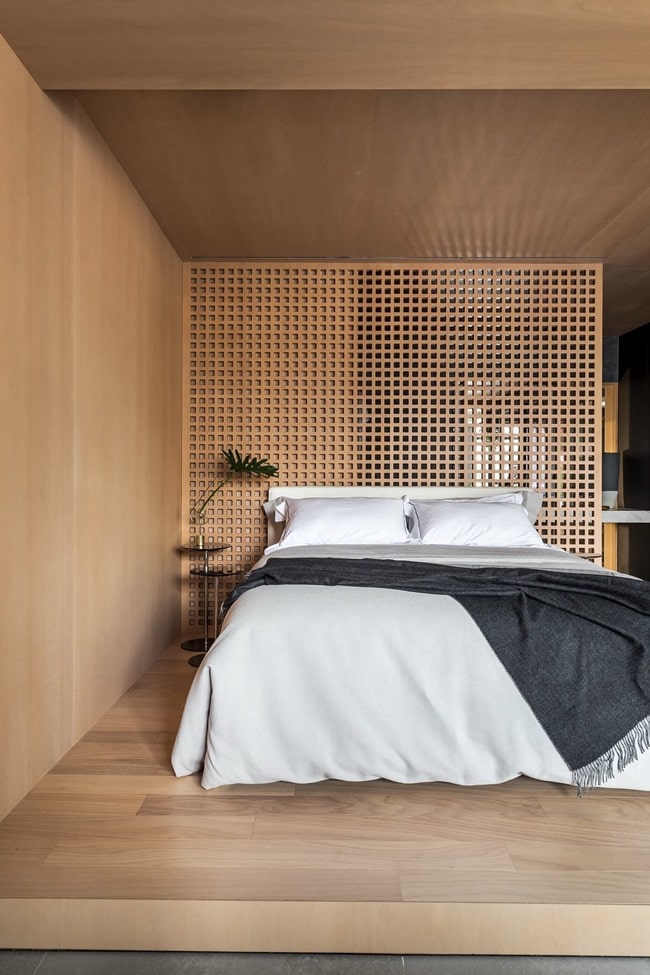 Dormitorio con mucha madera