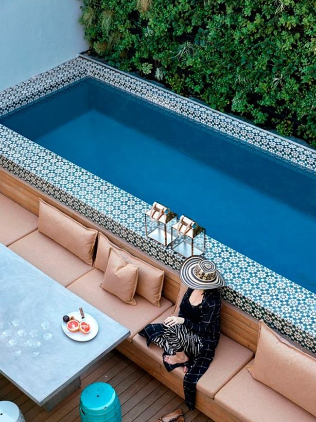 Zona de relax junto a la piscina