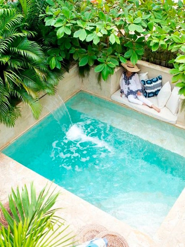 Pequeña zona de relax junto a la piscina