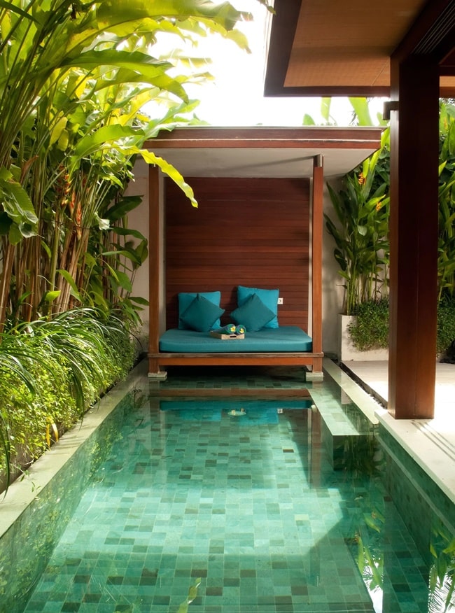 Cama junto a la piscina