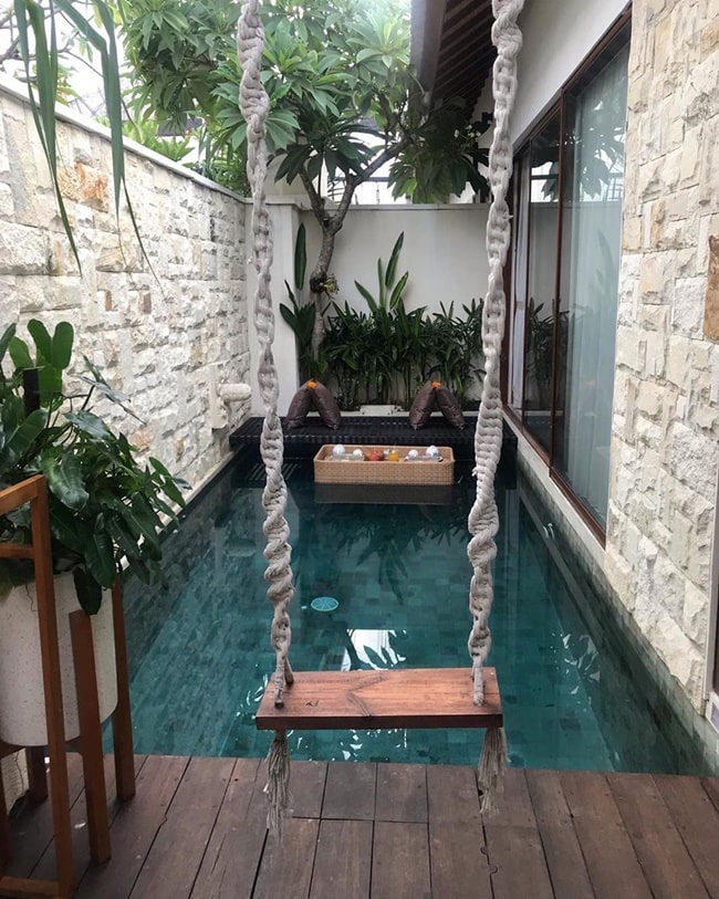 Pequeña piscina en patio interno