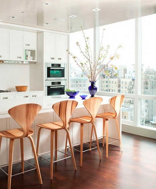 Cocina moderna con taburetes
