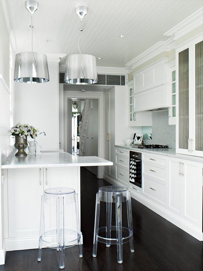 Cocinas modernas con banquetas transparentes