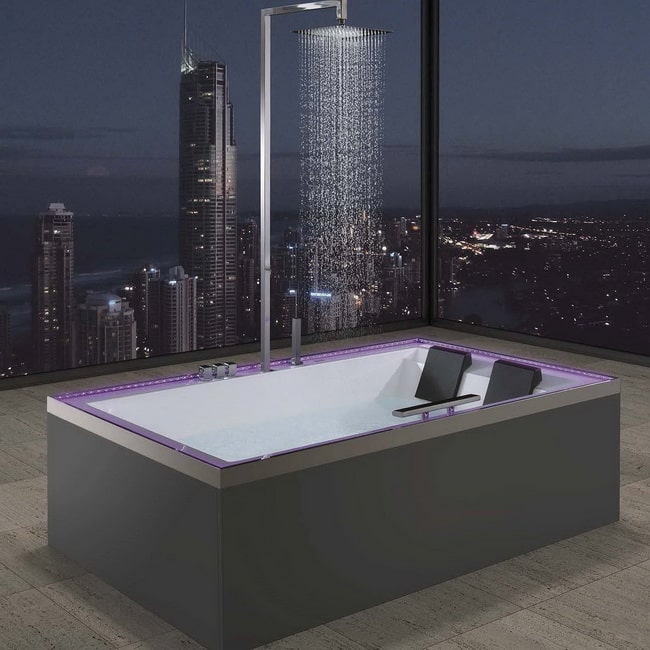 Bañera de hidromasaje con increíble vista de la ciudad