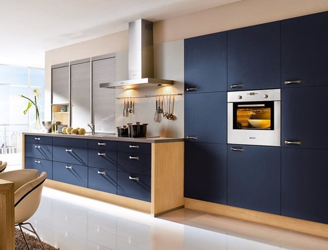 Muebles de cocina en azul y color madera