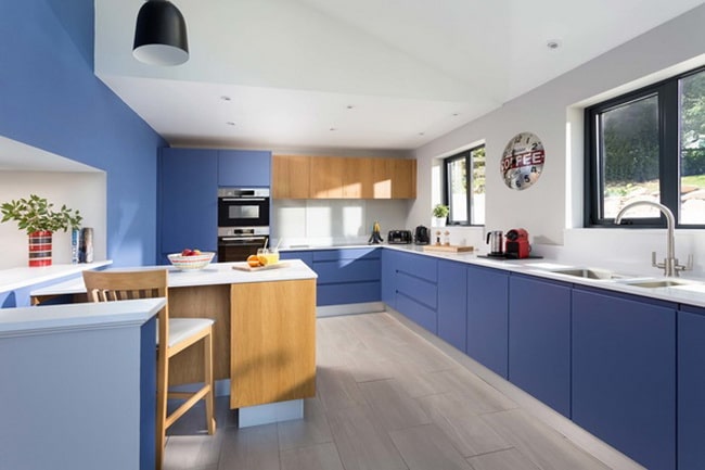 Cocina de diseño en color azul y madera
