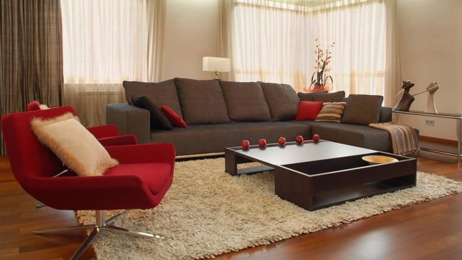 Color beige y rojo