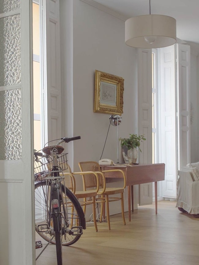 Pavimentos de madera y puertas blancas