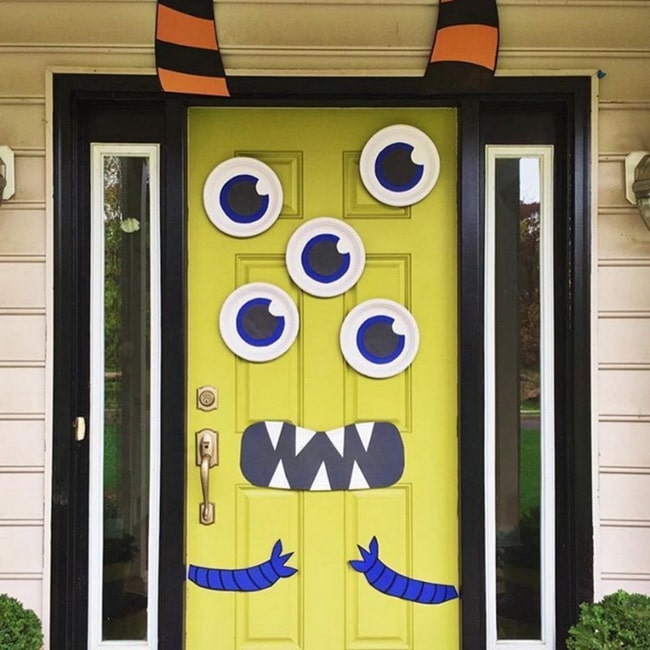 Puerta de entrada decorada para Halloween