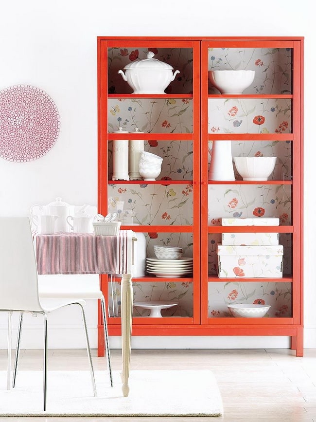 Mueble renovado con papel pintado