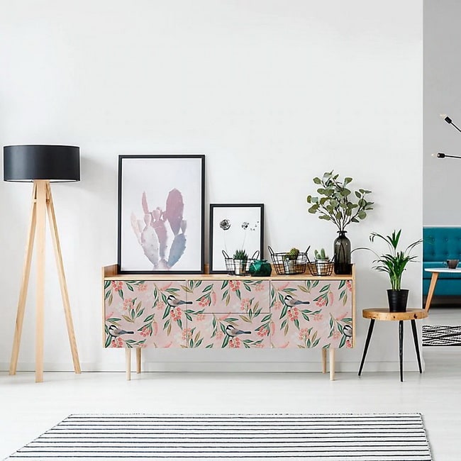 Decorar muebles con papel pintado