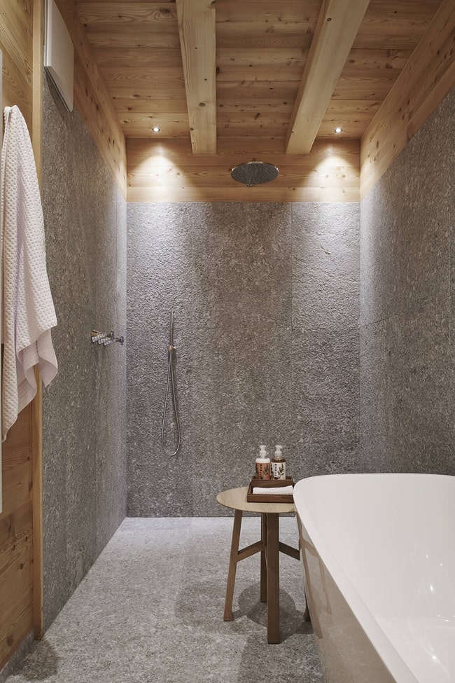 Cemento en duchas y madera en techos