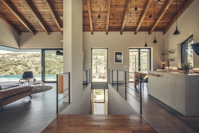 Casa de diseño con techo de madera