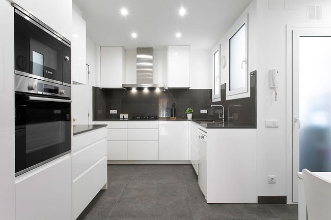 Cocina moderna en blanco y negro