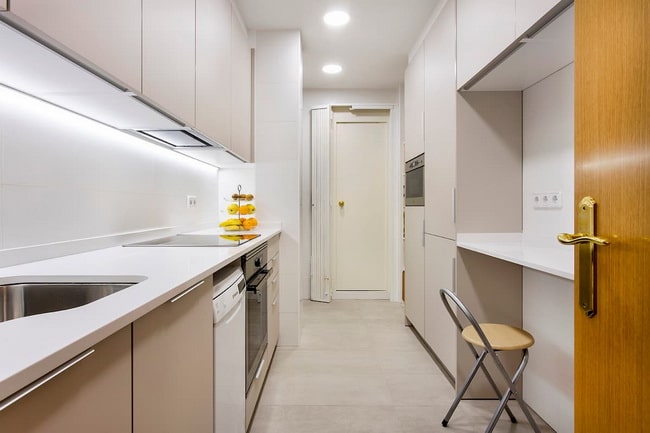 Cocina en paralelo en color blanco