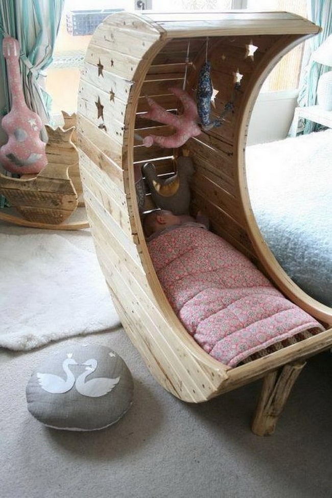 Cuna hecha con palets de madera