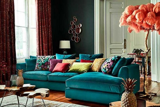 Sofá en color turquesa con muchos cojines