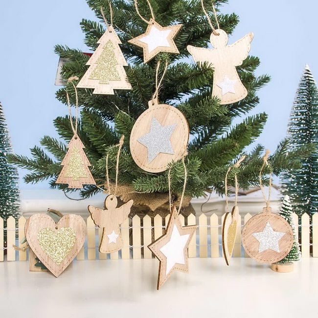 Adornos de Navidad de madera con detalles dorados