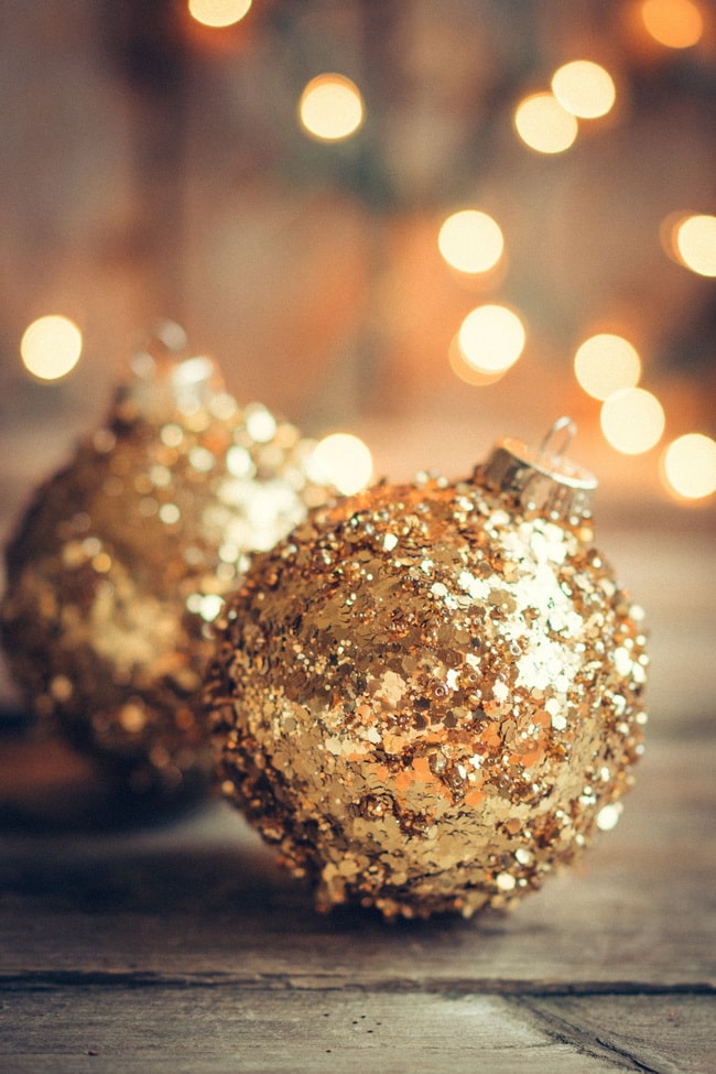 Adornos navideños dorados