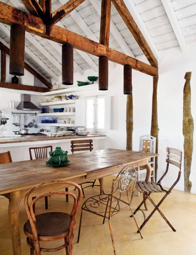 Comedor con vigas de madera