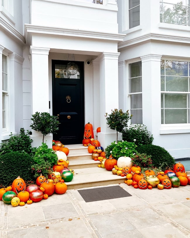 Entrada de casa con calabazas