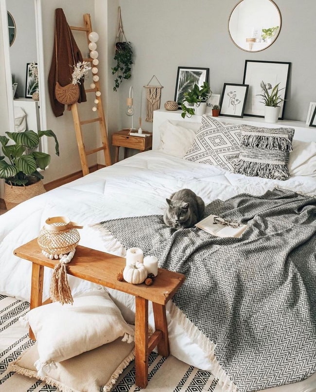 Un pequeño dormitorio bohemio